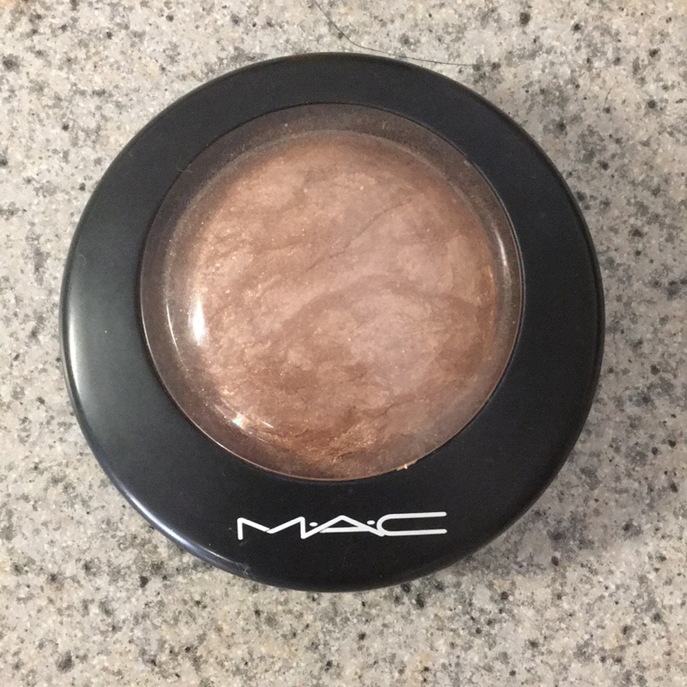 Mac Mineralized Skinfinish in Global Glow